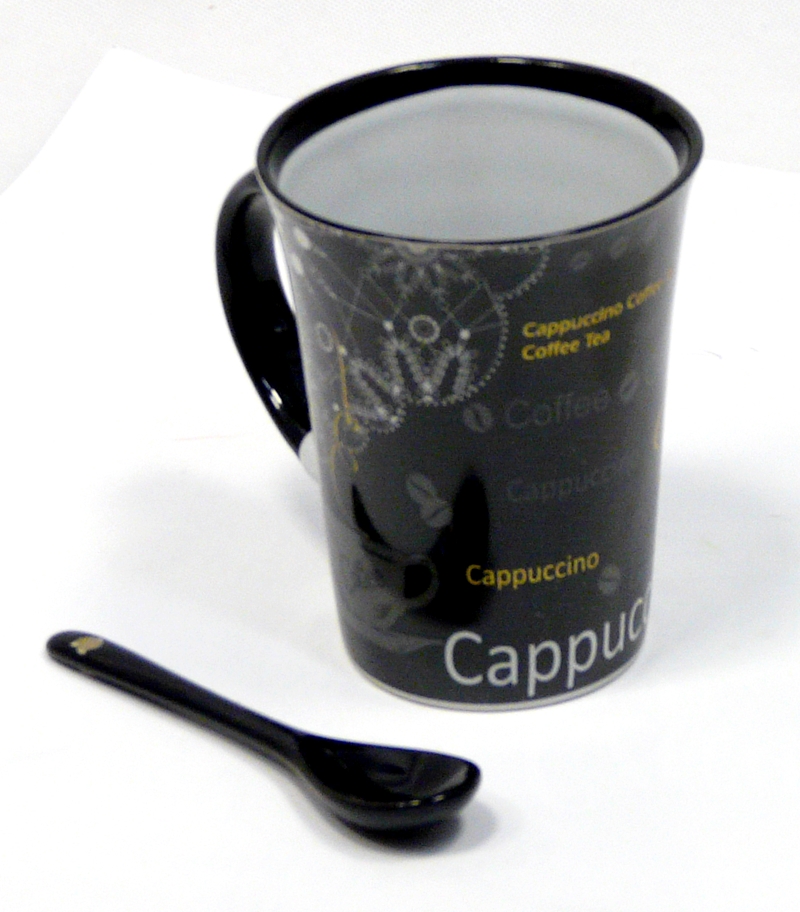 Černý hrnek na cappucino