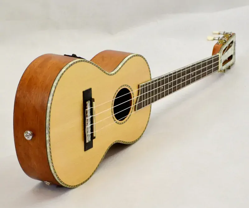 Tenor elektroakustické ukulele MAHALO MP3E Pearl