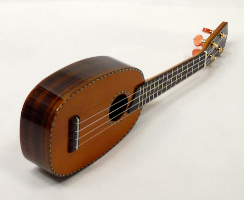 Sopránové pineapple ukulele MAINLAND Červený cedr
