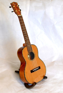 Celomasivní tenorové ukulele OHANA TK-60G Cedr & Akacia